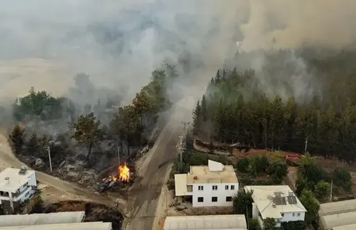 Muğla’da başladı, Antalya’ya ulaştı: Yangın yerleşim yerlerini tehdit ediyor!