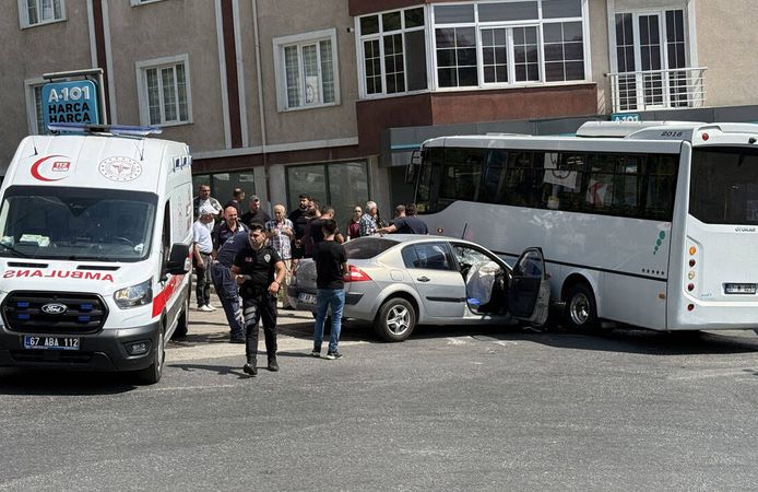 Özel halk otobüsü ile otomobil çarpıştı: Çok sayıda yaralı var!