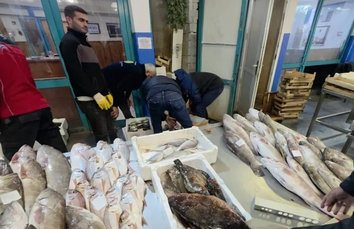 Buca Balık Hali'nde denetim: 45 kilo ürüne el konuldu