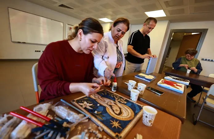 Efes Selçuk'ta kadınlar atıkları sanat eserine dönüştürüyor