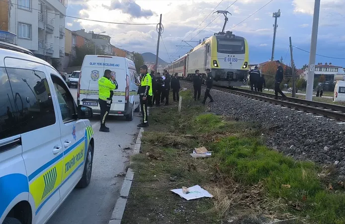 İzmir - Eskişehir seferini yapan trenin çarptığı 18 yaşındaki genç hayatını kaybetti