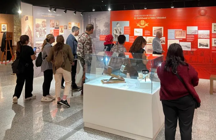 İzmir'in tarihi duraklarını birlikte keşfettiler