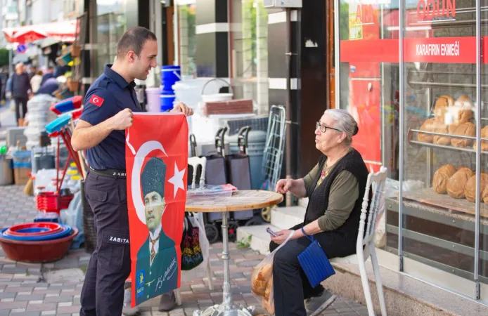 Narlıdere sokakları 29 Ekim öncesi kırmızı beyaza büründü
