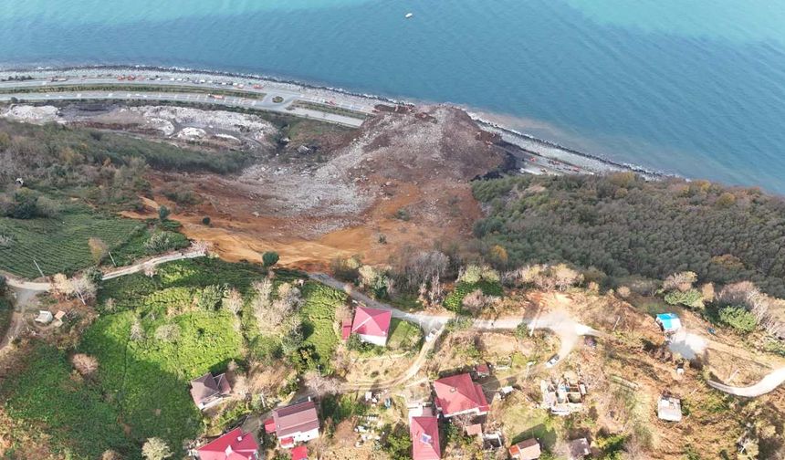 Artvin'de gece felaketi: Heyelan evler boşalttırdı, yol ulaşıma kapandı!