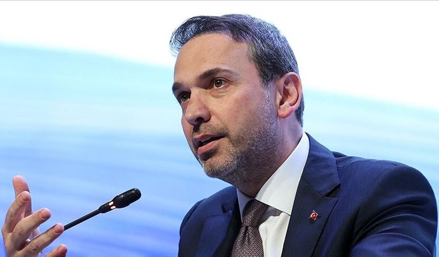 Bakan Bayraktar, Türkiye'nin ilk deniz üstü rüzgar ihalesini duyurdu