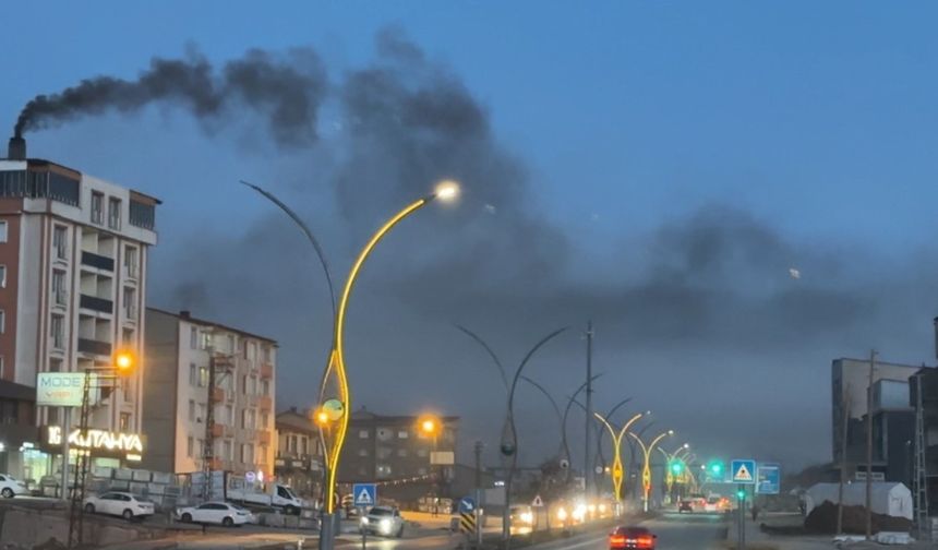 Doğal gaz gelmedi, kömür dumanı Yüksekova'yı sardı!