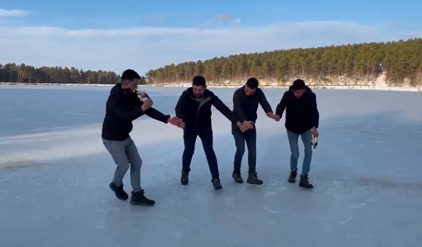 Soğuğun tadını çıkardılar: Buz üzerinde horon oynadılar!