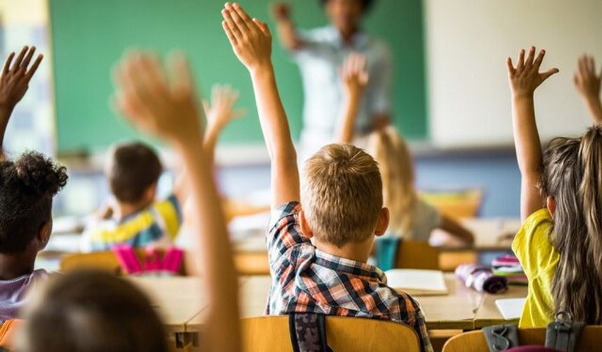 MEB genelgesi: Bazı okullarda zil çalmayacak, müzikler incelenecek, telefon yasak!