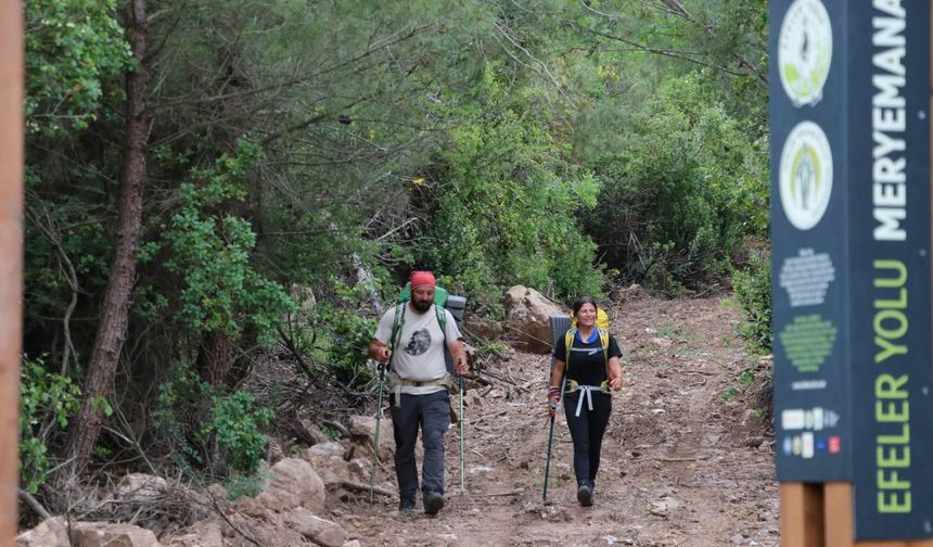32 günde 500 kilometrelik yolu yürüdü, pasaportuna "altın mührü" işletti