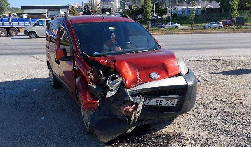 Cenazeye giderken kaza yapan araçta 1 kişi yaralandı