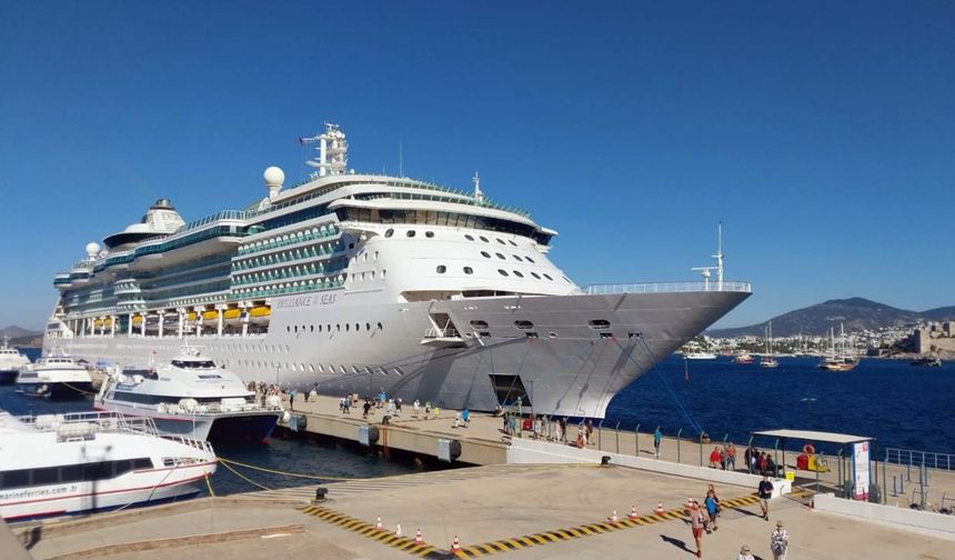 Dev kruvaziyerle gelen turistler Bodrum'u ziyaret etti