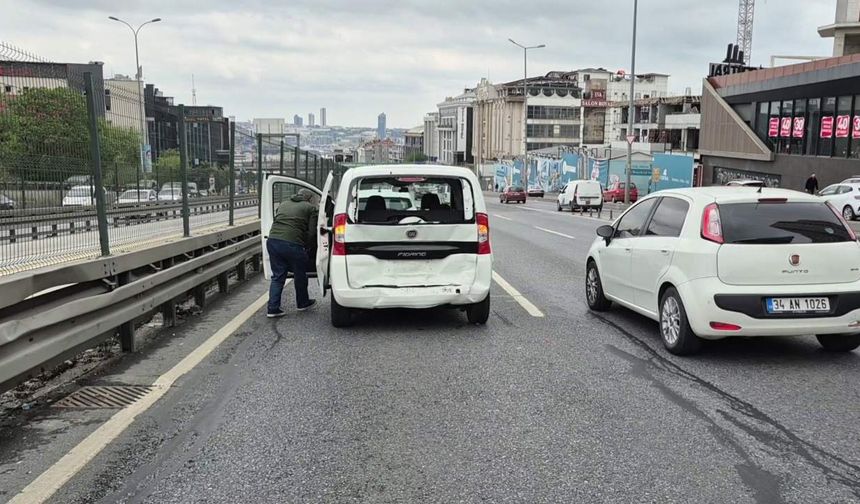 Düğün konvoyunda meydana gelen zincirleme kazada 3 kişi yaralandı