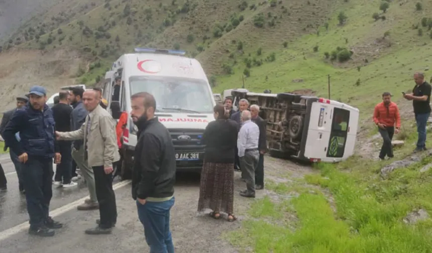 Feci kaza! Öğrenci servisi devrildi: 8 yaralı