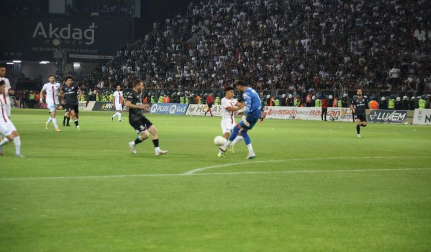 Futbolda şiddet olayı: Elazığspor - Vanspor FK maçı yarıda kaldı!