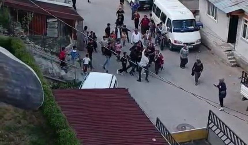Gerilim sokağa taştı: Tuğla ve yumruklarla kavga kameralara yansıdı!