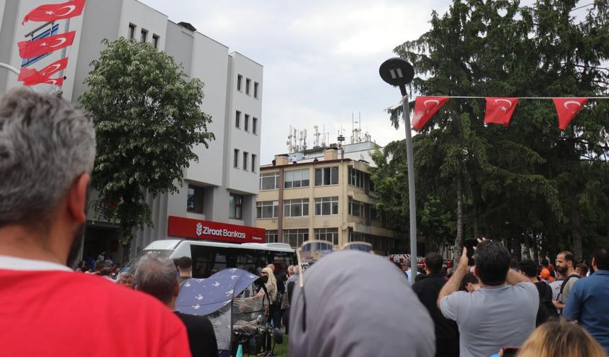 Gösteri gibi izlediler: Vatandaşlar olayı cep telefonlarıyla kayda aldı!