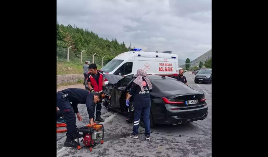 İki otomobilin çarpıştığı kazada iki kişi hayatını kaybetti