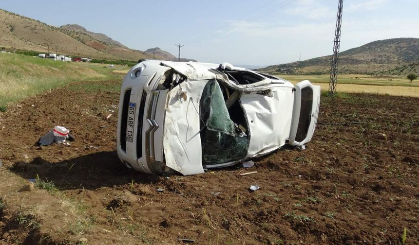 Kamyonetin takla atmasıyla 1 kişi hayatını kaybetti, 2 kişi yaralandı
