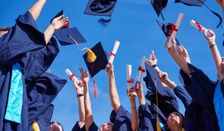 Hayalet sınıflardaki 403 diplomaya iptal