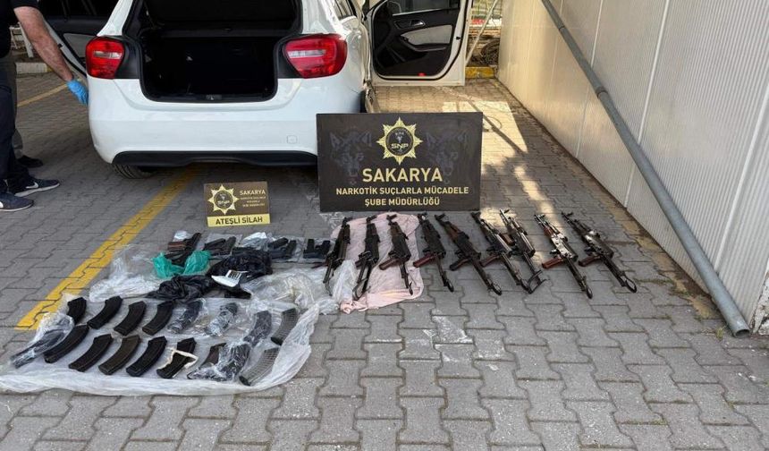 Kiralık araçta cephanelik gibi silah ve mühimmat ele geçirildi: Polis memuru gözaltında!