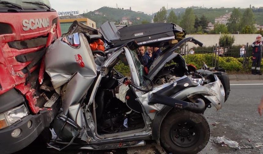 Korkunç kaza: Araç iki TIR arasında sıkıştı, 3 kişi yaralandı!