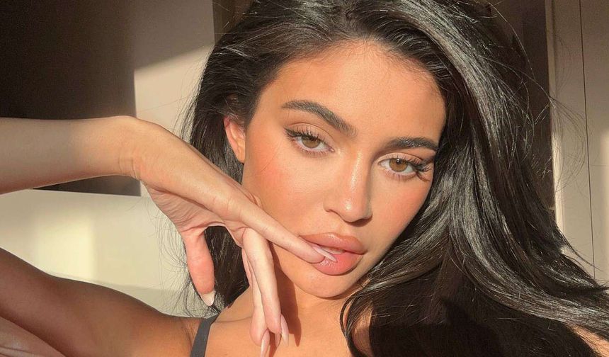 Reality şov yıldızı Kylie Jenner'in pembe bikinisi gündem oldu