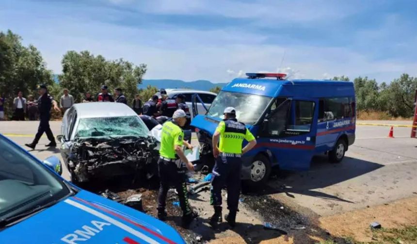 Otomobil ile jandarma minibüsünün çarpışmasıyla 1 kişi hayatını kaybetti
