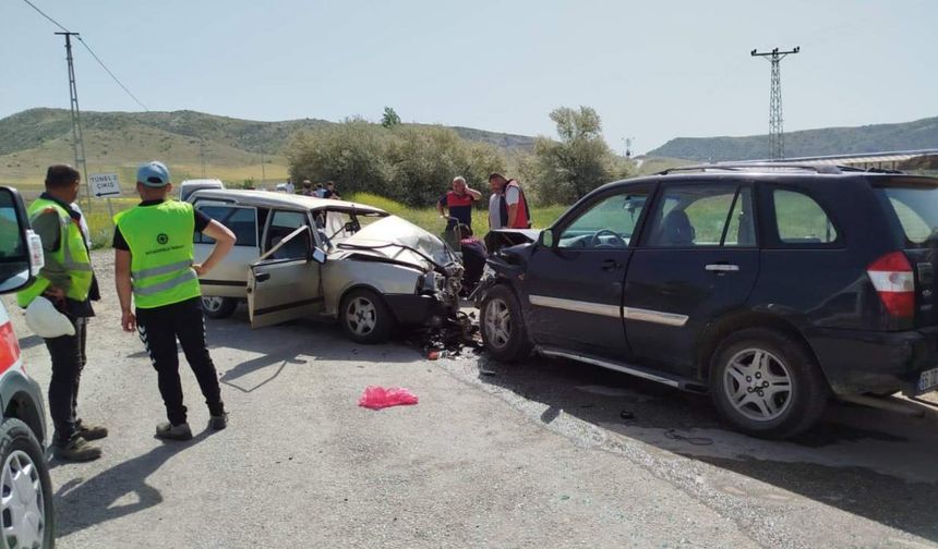 Otomobil ve cipin kafa kafaya çarpıştığı kazada 1'i ağır 6 kişi yaralandı