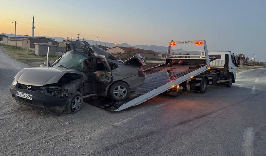 Otomobilin direğe çarpmasıyla sürücü hayatını kaybetti