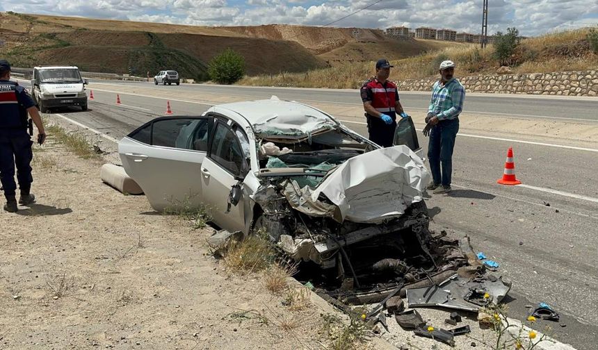 Otomobilin kamyona çarpmasıyla 1 kişi hayatını kaybetti