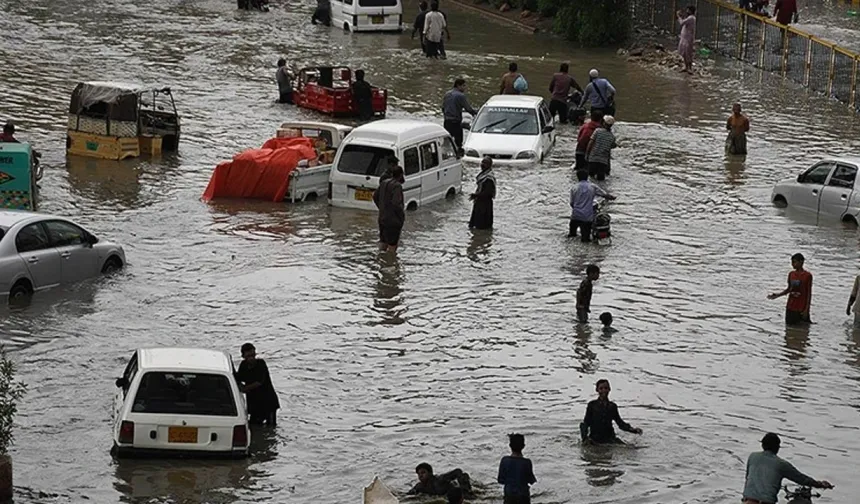 Pakistan’da fırtına can aldı: 18 kişi hayatını kaybetti