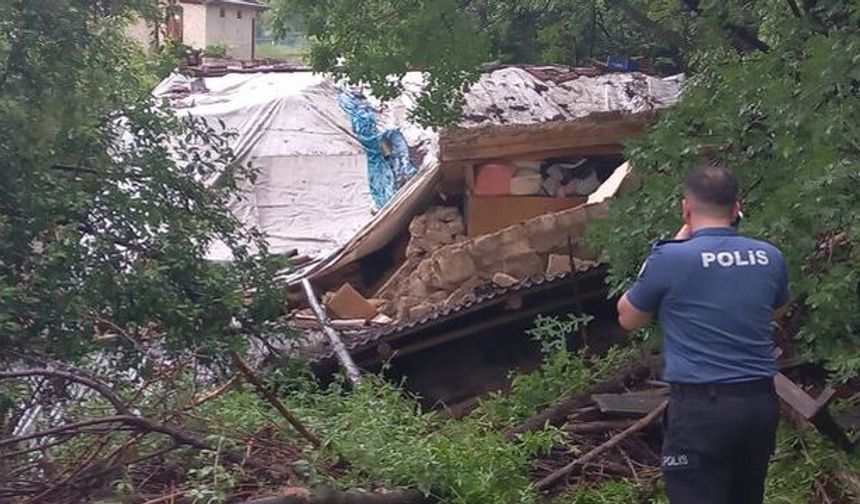 Sağanak yağış felaketi: Tek katlı ev çöktü, 3 kişi göçük altında kaldı!