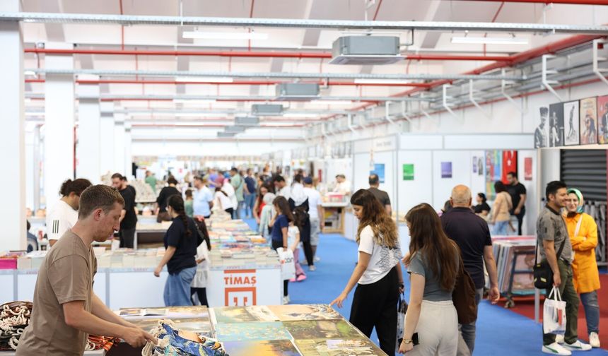 2. Aydın Kitap Fuarı'na yoğun ilgi: 100 bine yakın kitapsever buluştu
