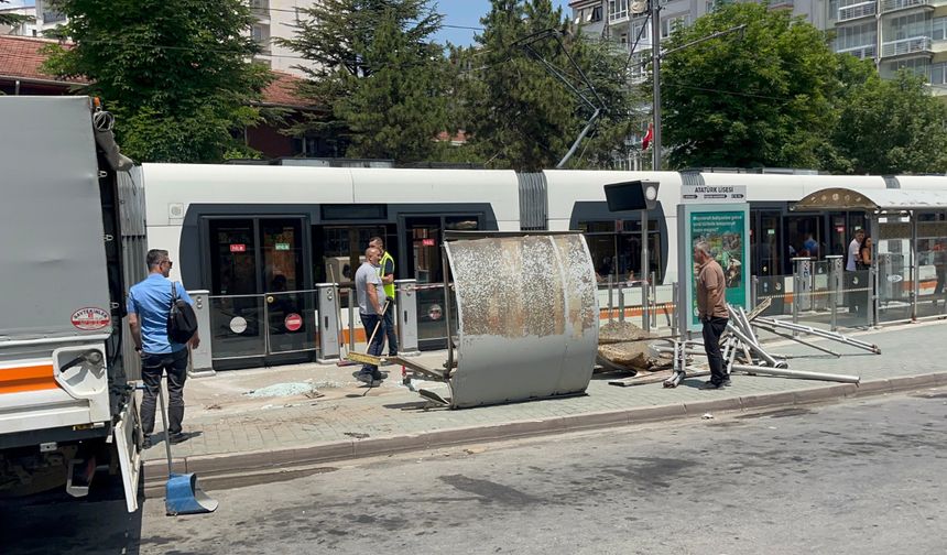 Bayram günü feci kaza! Otobüs tramvay durağına daldı: Yaralılar var!
