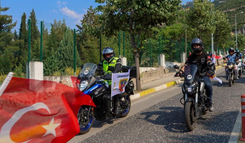 Denizli’de 200 motosikletli Jandarmanın 186. yılını kutladı