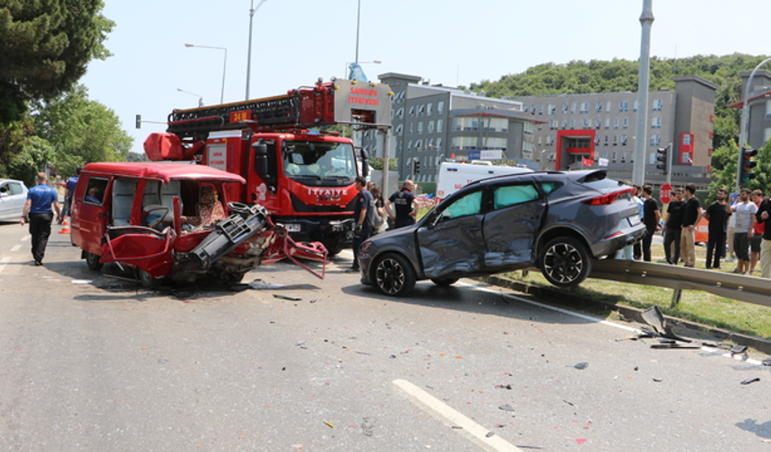 Minibüsle otomobil çarpıştı: 2’si ağır 6 kişi yaralandı