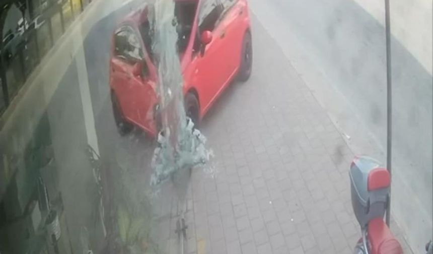 Otomobil camları parçalayıp mağazaya daldı: Kaza anı kamerada!