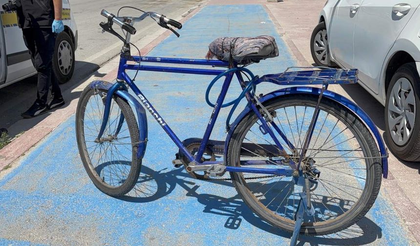 Otomobilin çarptığı bisikletli hayatını kaybetti