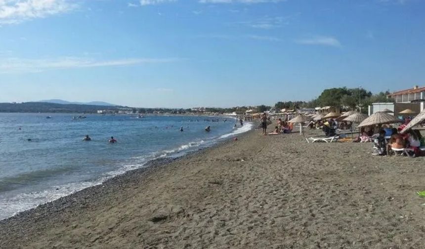 İzmir tatil yerleri: Seferihisar Akarca Plajı’nda denizin keyfini çıkarın