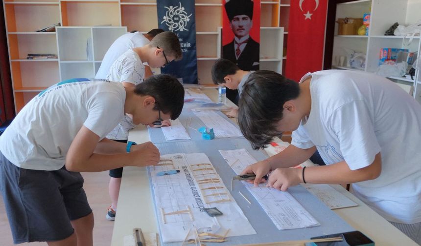Aydınlı çocuklar, model uçaklarla geleceği tasarlıyor