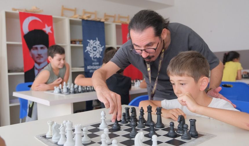 Aydınlı çocuklar, satranç kurslarıyla hem eğleniyor hem düşünüyor
