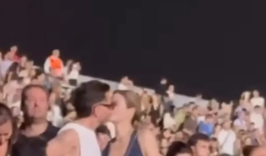 Kenan Doğulu ve Beren Saat konserde aşka geldi, kimseyi umursamadılar!