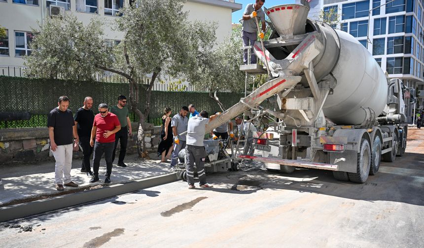 Bornova'da Mustafa Kemal Caddesi, bordür makinesi ile yenileniyor