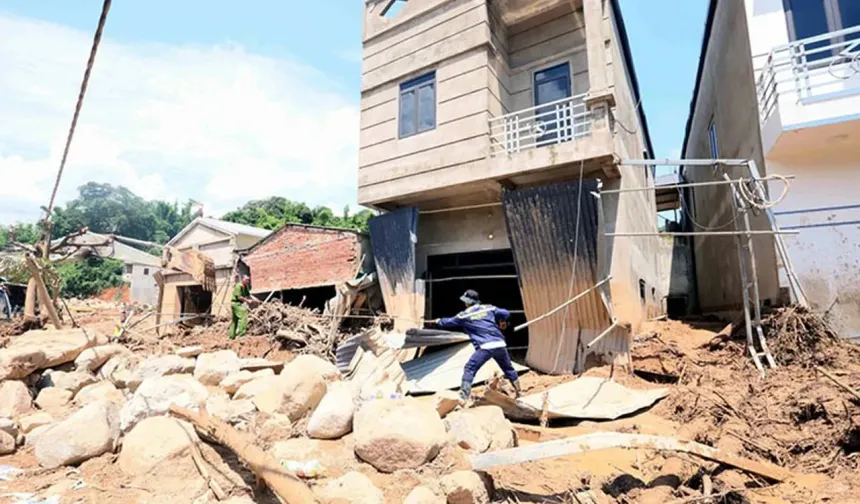 Şiddetli yağışlar Vietnam’ı vurdu: En az 14 ölü çok sayıda kayıp var...