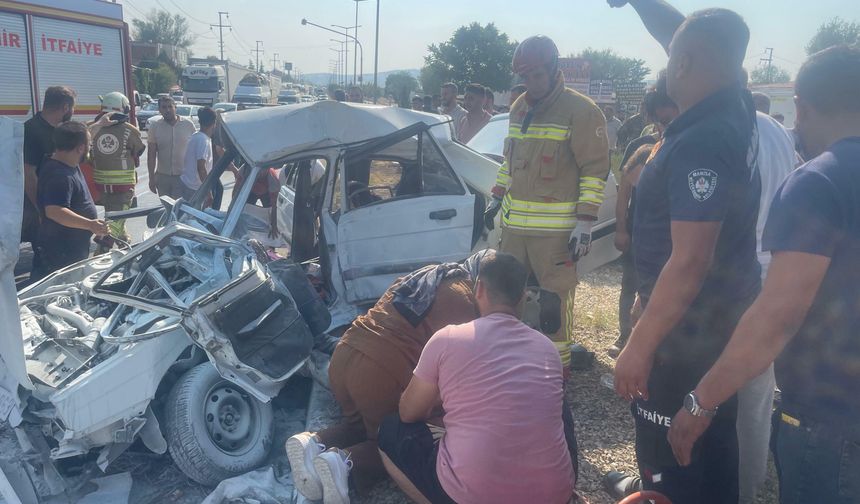 Feci kaza: Otomobil ile otobüs çarpıştı, karı koca hayatını kaybetti!