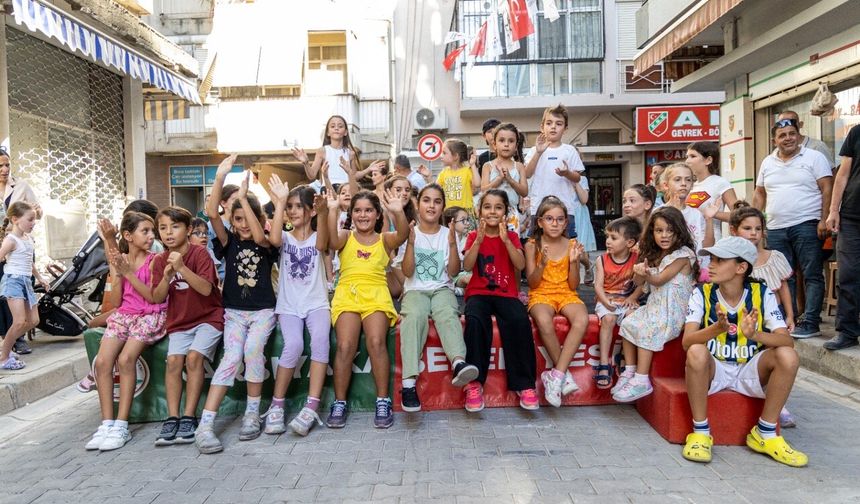 Karşıyaka'nın sokakları çocukların neşesiyle renkleniyor