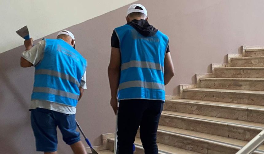Yükümlüler hem meslek öğrendi hem okulları onardı