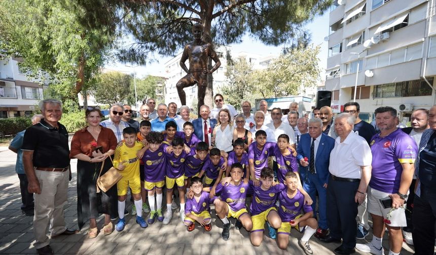Efsane futbolcu Metin Oktay, Konak'ta anıldı