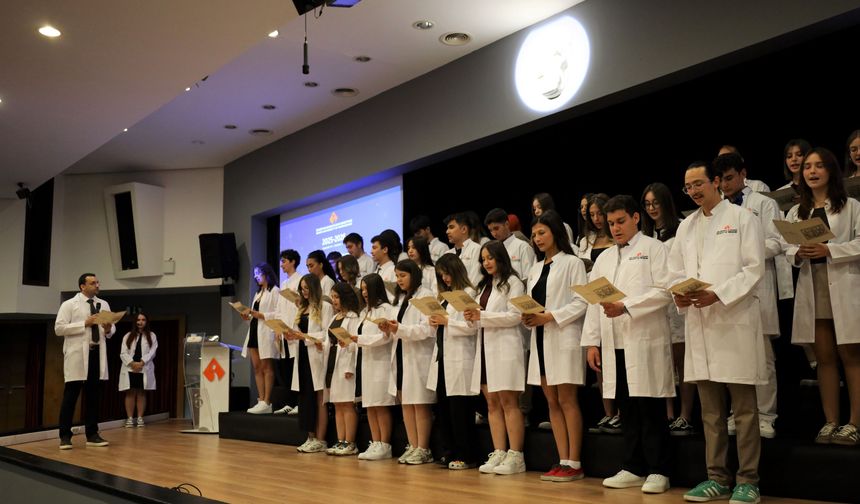 İzmir Ekonomi Üniversitesi Tıp Fakültesi’nde 41 öğrenci hekimlik yolunda ilk adımı attı