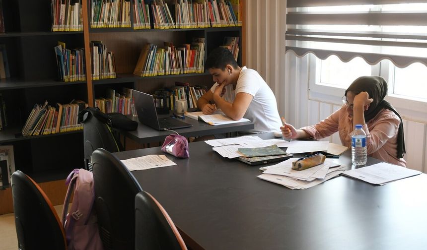 Kuşadası'nda öğrencilerin yeni uğrak noktası: Kütüphane ve Kitap Kafe